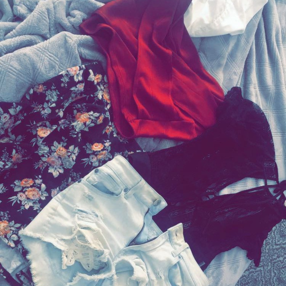 Red off the shoulder crop top 💕